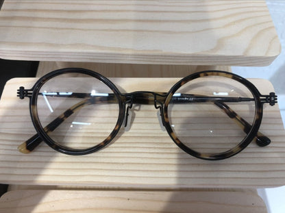 Japanese Handmade Ultralight Titanium Retro Round Prescription Glasses Frame lens detail