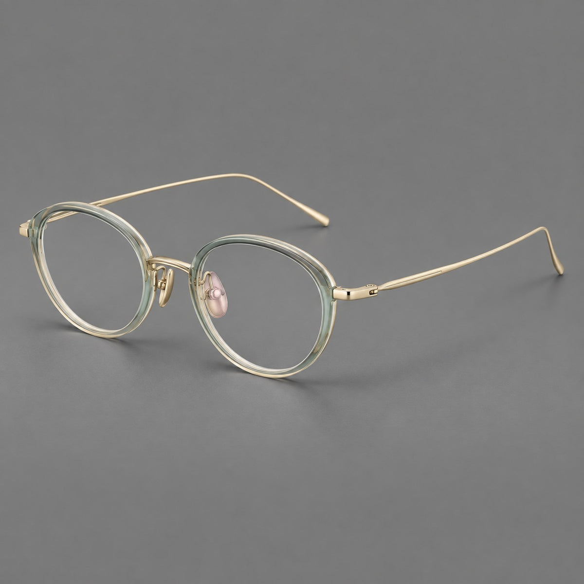 Round eyeglasses in acetate and titanium with a slim curved bridge and fine metal temples in Green / Gold, three quarter view