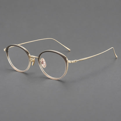 Round eyeglasses in acetate and titanium with a slim curved bridge and fine metal temples in Grey Tea Gradient / Gold, three quarter view lens detail