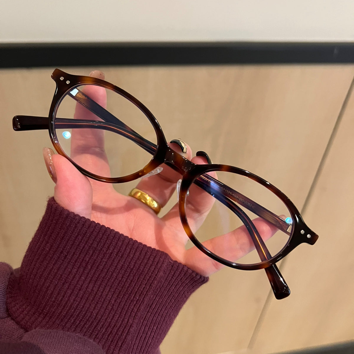 Retro Rounded Square Eyeglass Frames with Broad Rims, Tortoiseshell frame detail