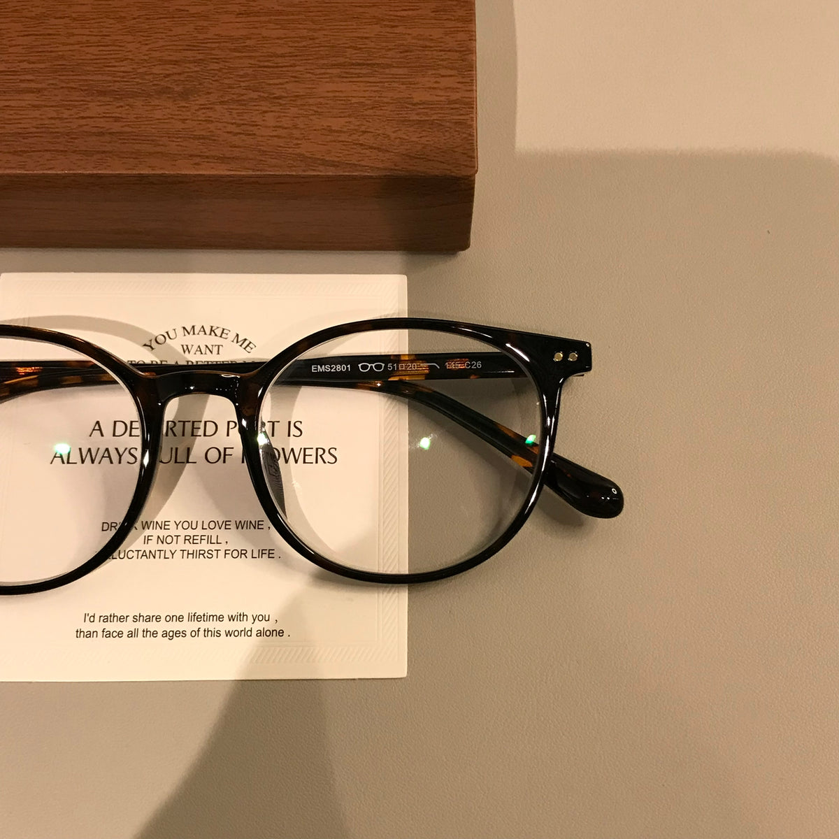 Retro Round Eyeglass Frames with a Keyhole-Style Bridge, Tortoiseshell frame detail