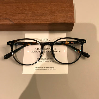 Retro Round Eyeglass Frames with a Keyhole-Style Bridge, Tortoiseshell lens detail